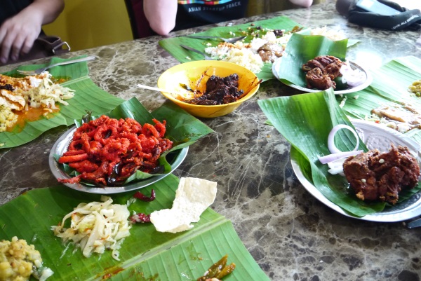 ../../../../_images/12-banana-leaf-rice-toppings.jpg