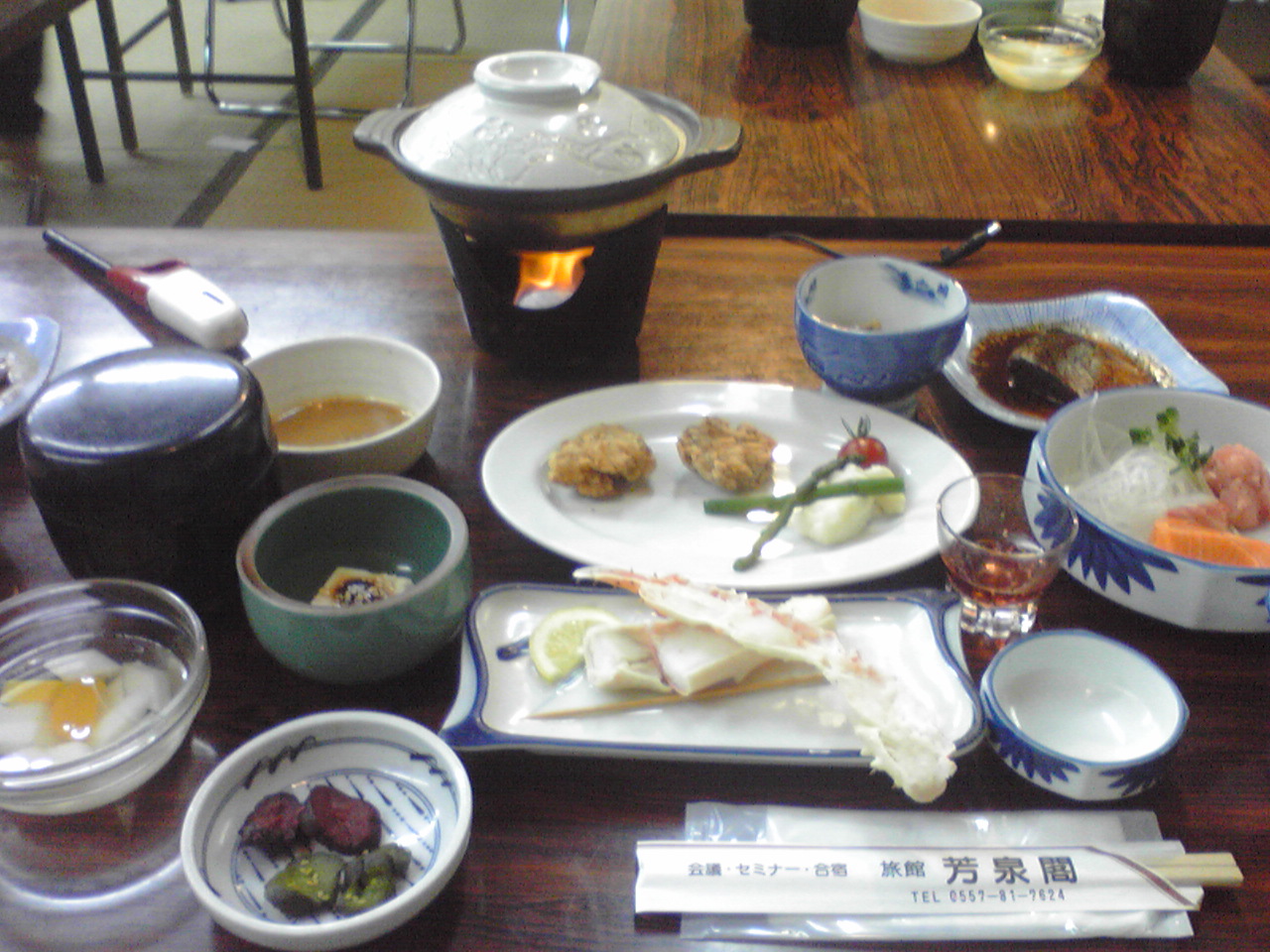 芳泉閣２日目の晩ご飯（唐揚げ、鯖味噌、カニ、青椒肉絲、刺身、和中折衷ｗ