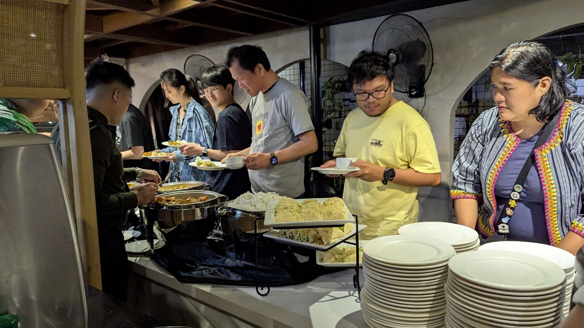 ../../../../_images/ph2025-day1-inviting-dinner.jpg