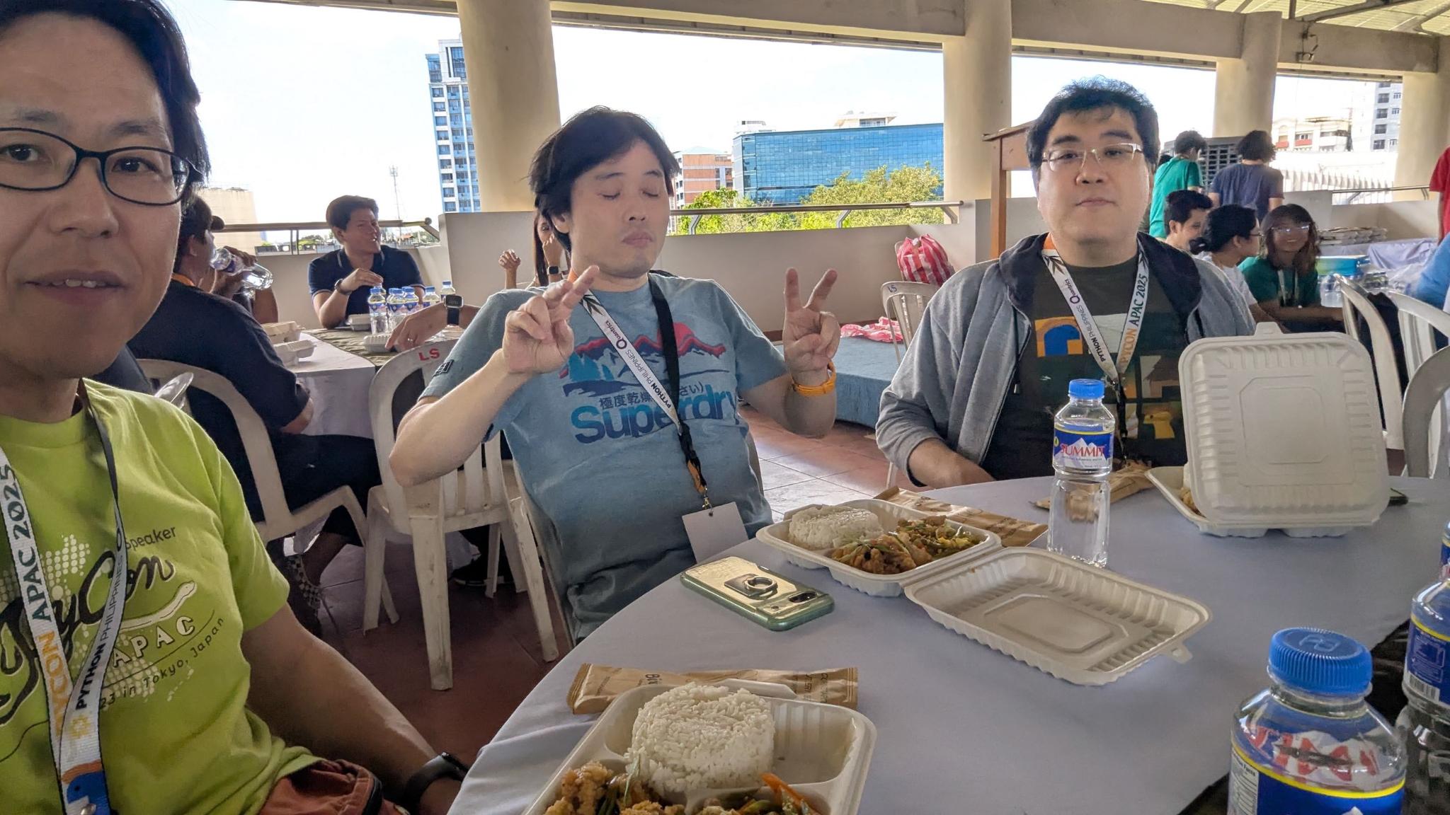 ../../../../_images/ph2025-day2-lunch-people.jpg